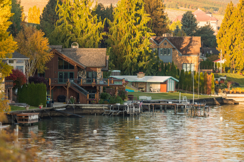 Houses and jetties on the shores of Chelan Lake